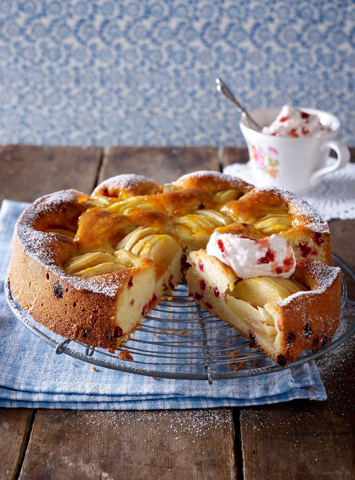 Versunkener Apfelkuchen mit Preiselbeeren Rezept