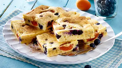 Versunkener Aprikosen-Heidelbeerkuchen vom Blech Rezept - Foto: LECKER @ Bauer Media Group