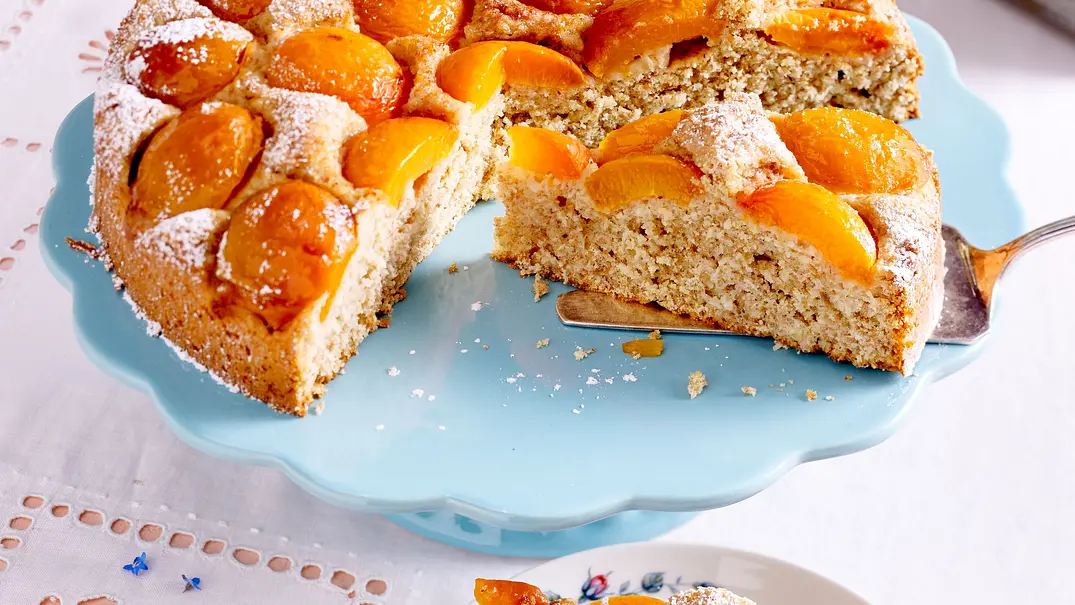 Versunkener Aprikosen-Rührkuchen Rezept - Foto: LECKER @ Bauer Media Group Versunkener Aprikosen-Rührkuchen Rezept - Foto: LECKER @ Bauer Media Group