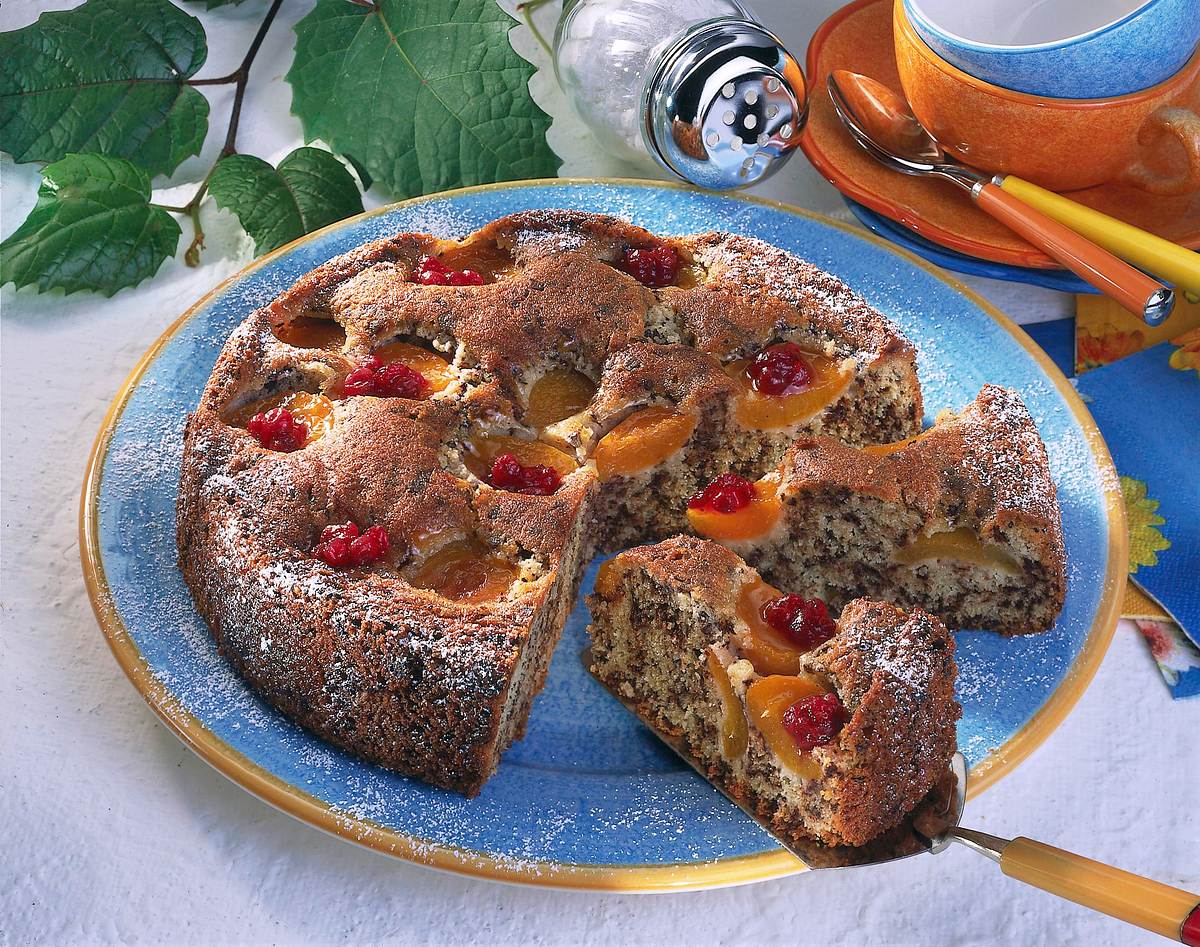 Versunkener Aprikosenkuchen mit Preiselbeeren Rezept