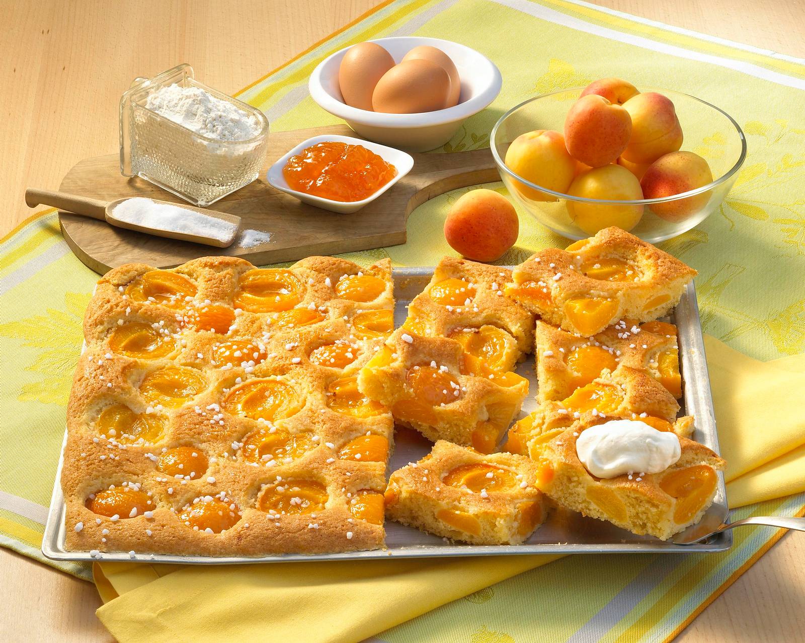 Versunkener Aprikosenkuchen vom Blech Rezept | LECKER