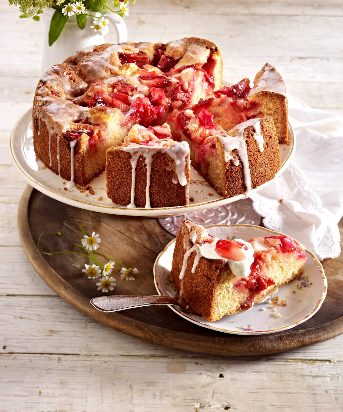 Versunkener Erdbeer-Rhabarber-Kuchen mit Zuckerguss Rezept Versunkener Erdbeer-Rhabarber-Kuchen mit Zuckerguss Rezept