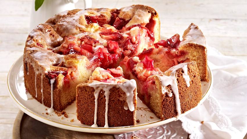 Versunkener Erdbeer-Rhabarber-Kuchen mit Zuckerguss Rezept - Foto: House of Food / Bauer Food Experts KG