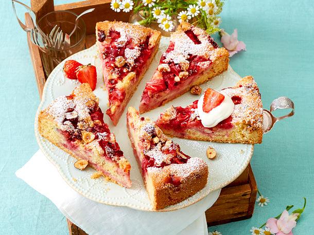 Versunkener Erdbeerkuchen mit Haselnusskrokant Rezept