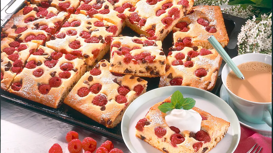 Versunkener Himbeer-Blechkuchen Rezept - Foto: LECKER @ Bauer Media Group Versunkener Himbeer-Blechkuchen Rezept - Foto: LECKER @ Bauer Media Group