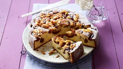 Versunkener Pflaumenkuchen mit Marzipan Rezept - Foto: LECKER @ Bauer Media Group