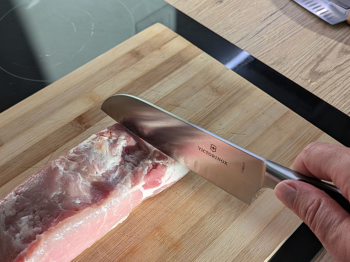 victorinox-grand-maitre-santoku-fleisch