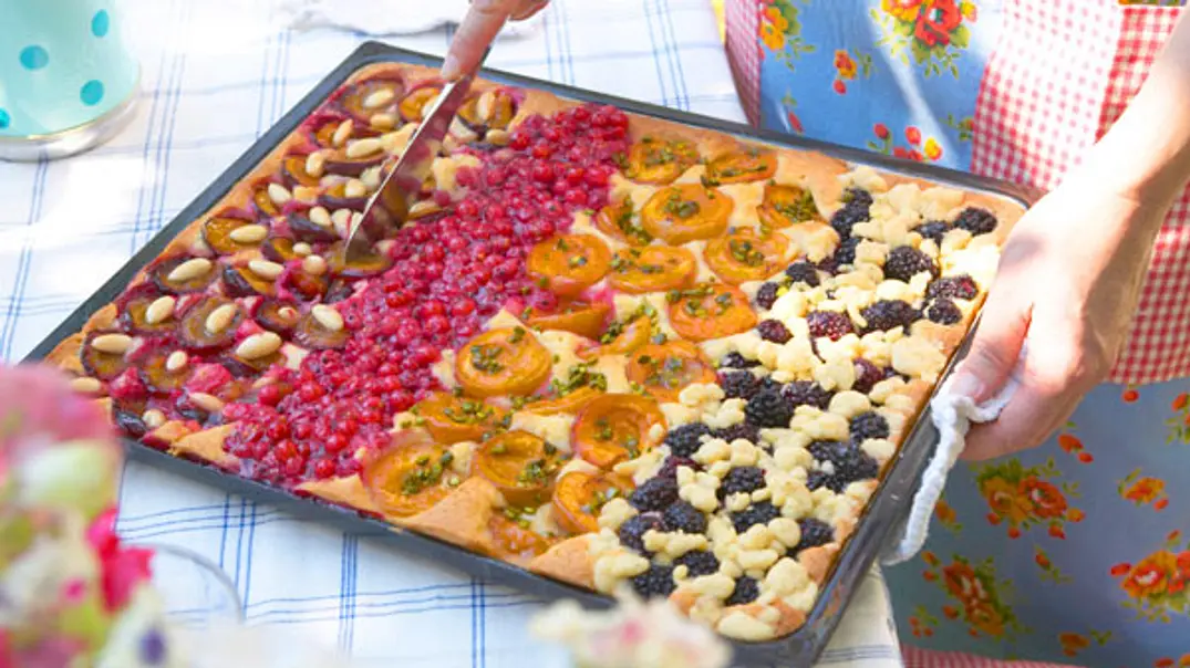 Vierländer Obstkuchen vom Blech Rezept - Foto: LECKER @ Bauer Media Group Vierländer Obstkuchen vom Blech Rezept - Foto: LECKER @ Bauer Media Group