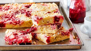 Viertelstündchen-Blitz-Butterkuchen mit Kirschkonfitüre Rezept - Foto: LECKER @ Bauer Media Group