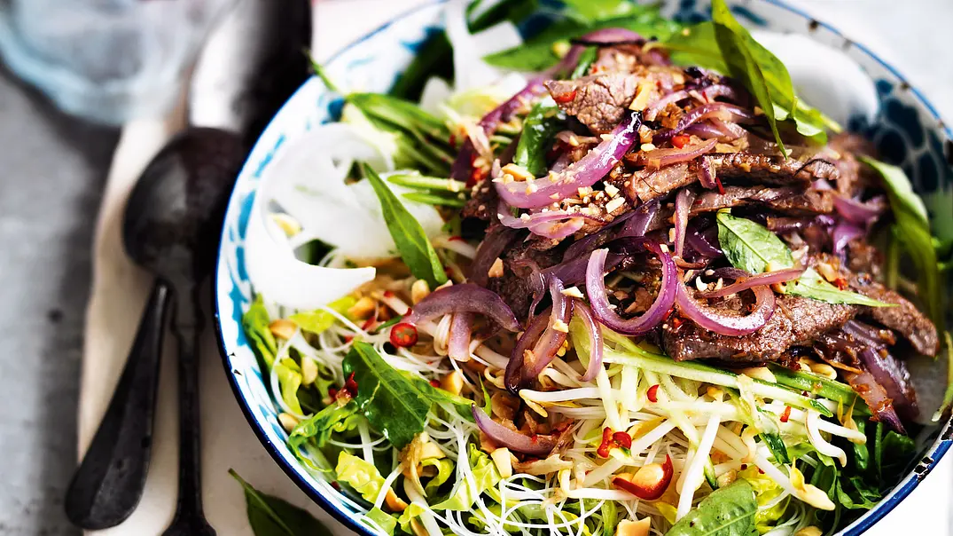 Vietnamesische Bowl mit Reisnudeln und Rind Rezept - Foto: LECKER @ Bauer Media Group Vietnamesische Bowl mit Reisnudeln und Rind Rezept - Foto: LECKER @ Bauer Media Group