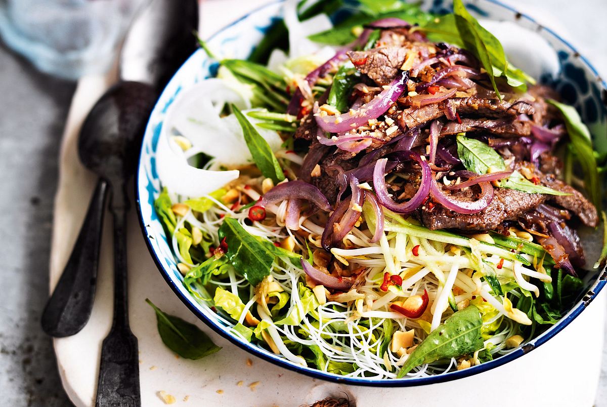 Vietnamesische Bowl mit Reisnudeln und Rind Rezept