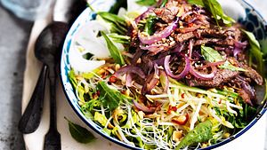 Vietnamesische Bowl mit Reisnudeln und Rind Rezept - Foto: House of Food / Bauer Food Experts KG