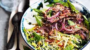 Vietnamesische Bowl mit Reisnudeln und Rind Rezept - Foto: LECKER @ Bauer Media Group Vietnamesische Bowl mit Reisnudeln und Rind Rezept - Foto: LECKER @ Bauer Media Group