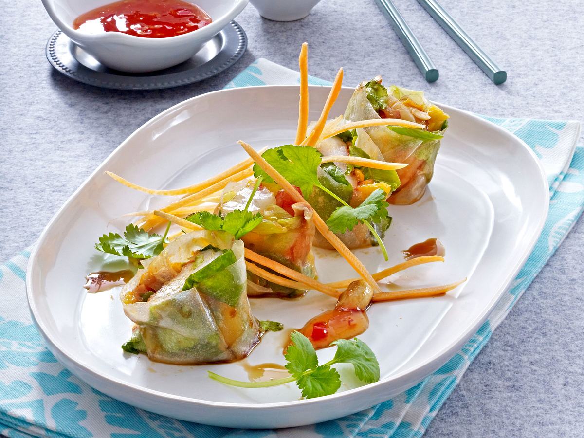 Vietnamesische Frühlingsrollen mit Garnelen, Mango, Kopfsalat und Erdnüssen sowie Chilisoße