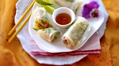 Vietnamesische Frühlingsrollen mit Glasnudelsalat (Komplettthema vegane Asiaküche) Rezept - Foto: LECKER @ Bauer Media Group