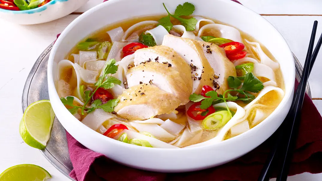 Vietnamesische Hühner-Nudelsuppe Rezept - Foto: LECKER @ Bauer Media Group Vietnamesische Hühner-Nudelsuppe Rezept - Foto: LECKER @ Bauer Media Group