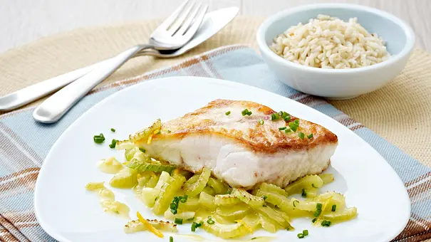 Viktoriabarsch mit Orangensellerie und Vollkornreis (Low Carb) Rezept - Foto: LECKER @ Bauer Media Group