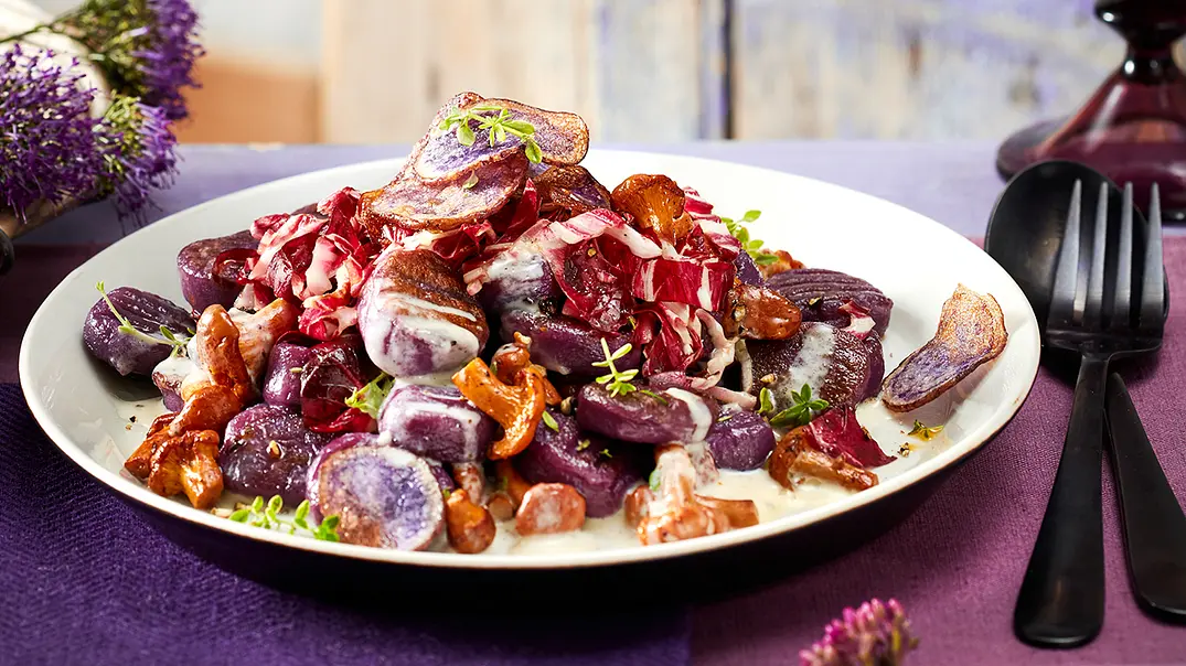 Violette Gnocchi in Pfifferlingsragout Rezept - Foto: LECKER @ Bauer Media Group