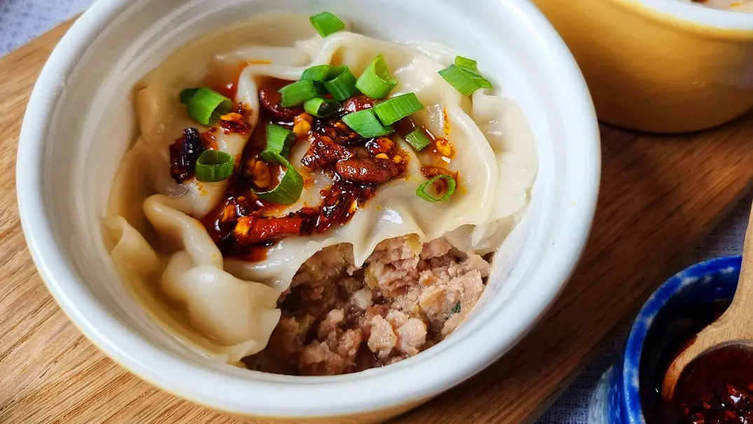 Dumpling-Lasagne mit Hackfleisch-Füllung in einer kleinen Auflaufform. - Foto: LECKER @ Bauer Media Group / Max Bergmann Dumpling-Lasagne mit Hackfleisch-Füllung in einer kleinen Auflaufform. - Foto: LECKER @ Bauer Media Group / Max Bergmann