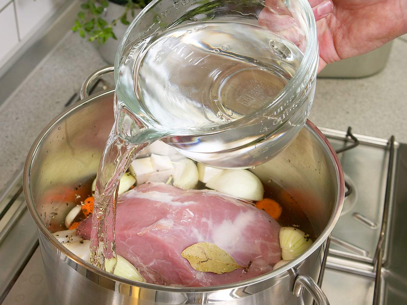 Fleisch für Vitello Tonnato garen Fleisch für Vitello Tonnato garen