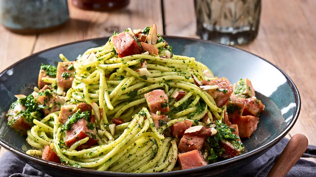 Volle-Backen-Pasta mit mandeligem Grünkohl-Pesto Rezept - Foto: LECKER @ Bauer Media Group Volle-Backen-Pasta mit mandeligem Grünkohl-Pesto Rezept - Foto: LECKER @ Bauer Media Group