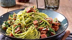 Volle-Backen-Pasta mit mandeligem Grünkohl-Pesto Rezept - Foto: House of Food / Food Experts KG