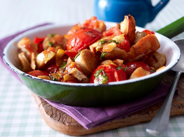 Volle Pfanne Tomaten, Brot und Bratwurst Rezept Volle Pfanne Tomaten, Brot und Bratwurst Rezept