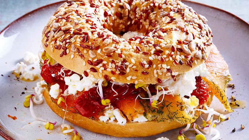 Vollkorn-Bagel mit Lachs und getrockneten Tomaten Rezept - Foto: House of Food / Bauer Food Experts KG