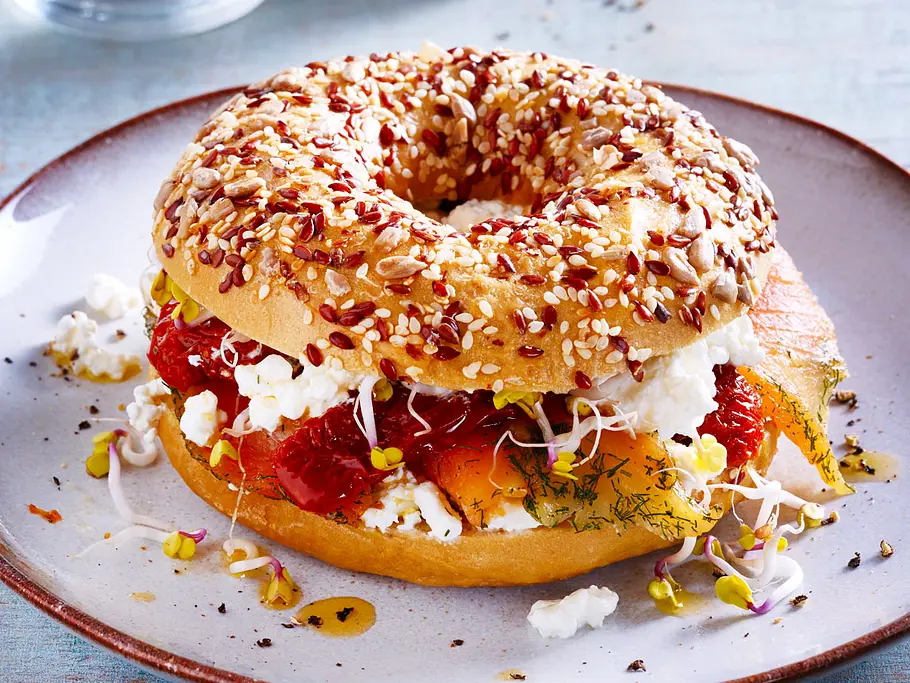 Vollkorn-Bagel mit Lachs und getrockneten Tomaten Rezept Vollkorn-Bagel mit Lachs und getrockneten Tomaten Rezept