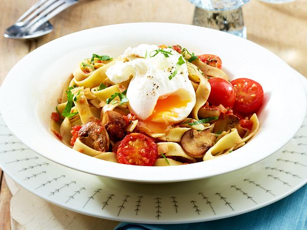 Vollkorn-Bandnudeln mit Tomaten-Champignon-Soße Vollkorn-Bandnudeln mit Tomaten-Champignon-Soße