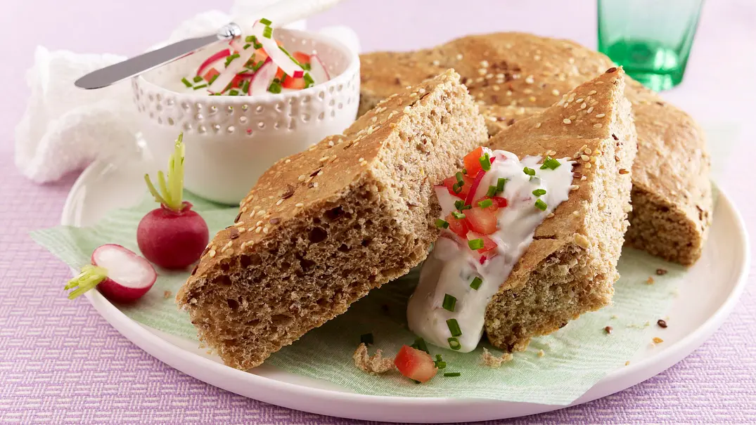 Vollkorn-Fladenbrot mit Frühlingsquark Rezept - Foto: LECKER @ Bauer Media Group Vollkorn-Fladenbrot mit Frühlingsquark Rezept - Foto: LECKER @ Bauer Media Group