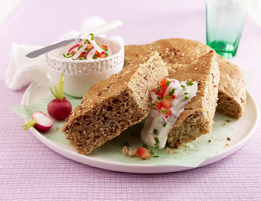 Vollkorn-Fladenbrot mit Frühlingsquark Rezept Vollkorn-Fladenbrot mit Frühlingsquark Rezept