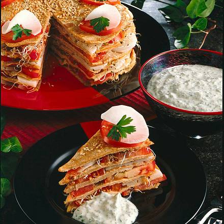 Vollkorn-Pfannkuchentorte mit Salatfüllung Rezept Vollkorn-Pfannkuchentorte mit Salatfüllung Rezept