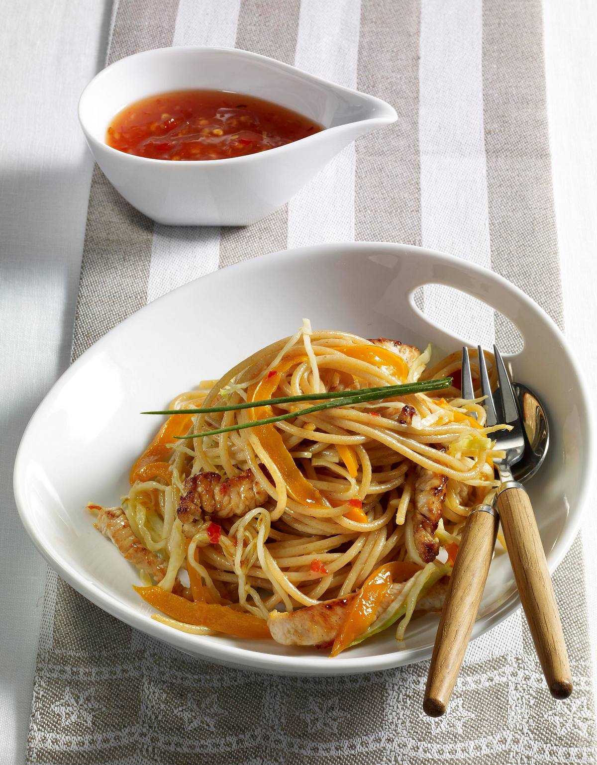 Vollkorn-Spaghetti mit Weißkohl, Putenfilet, Paprika und süß-sauer Soße Rezept