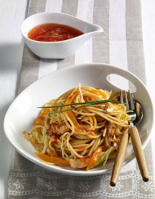 Vollkorn-Spaghetti mit Weißkohl, Putenfilet, Paprika und süß-sauer Soße ...