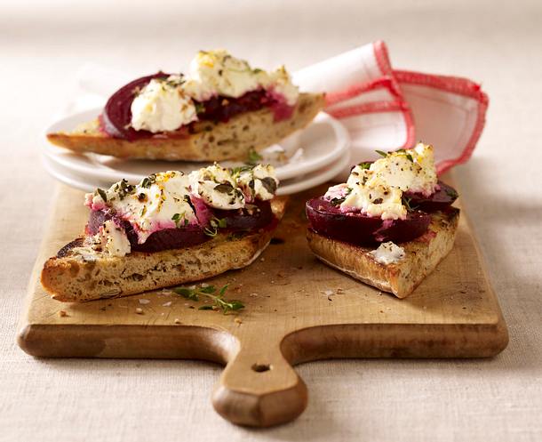 Vollkornbaguette mit Roter Bete und Ziegenfrischkäse Rezept Vollkornbaguette mit Roter Bete und Ziegenfrischkäse Rezept