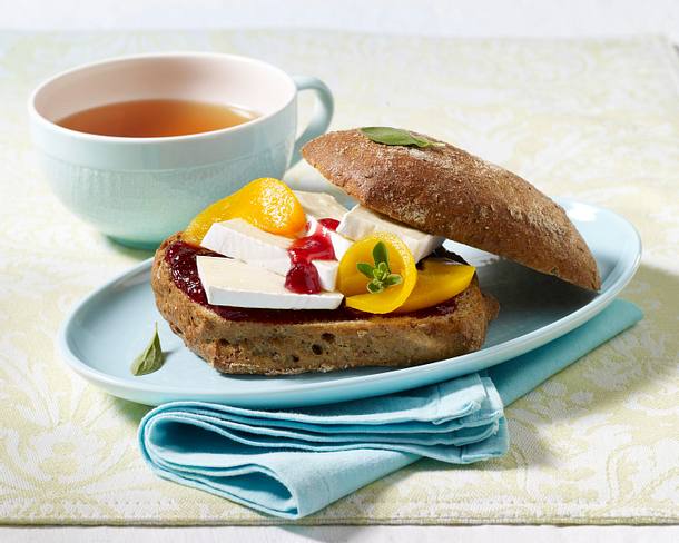 Vollkornbötchen mit Briekäse, Arikosen und Preiselbeerkompott Rezept Vollkornbötchen mit Briekäse, Arikosen und Preiselbeerkompott Rezept