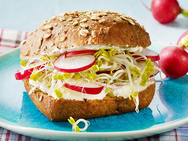 Vollkornbrötchen mit Frischkäse, Radieschen und Sprossen Rezept Vollkornbrötchen mit Frischkäse, Radieschen und Sprossen Rezept