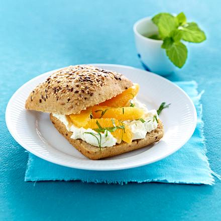 Vollkornbrötchen mit Frischkäse und Orangenfilets Rezept