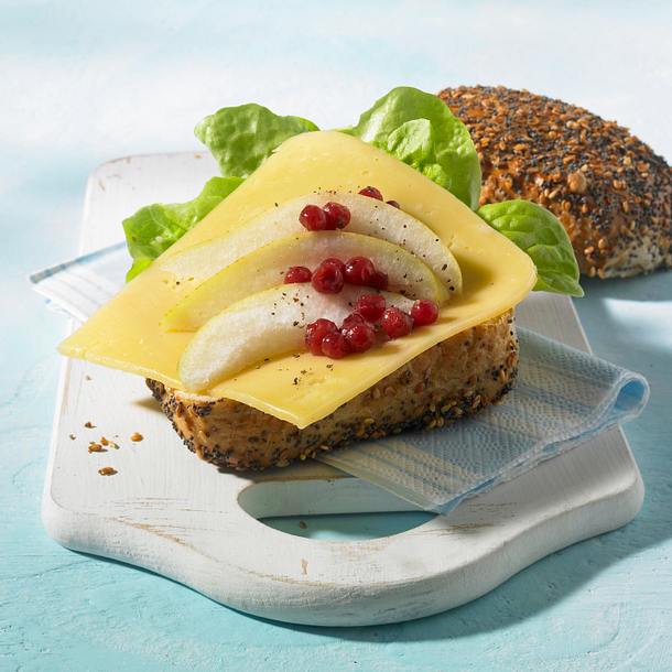 Vollkornbrötchen mit Käse, Birnenspalten und Preiselbeeren (Diät) Rezept Vollkornbrötchen mit Käse, Birnenspalten und Preiselbeeren (Diät) Rezept