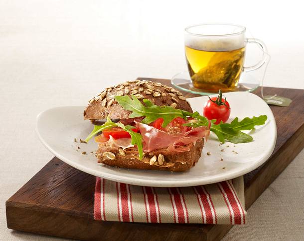 Vollkornbrötchen mit Rauke, Parmaschinken und Kirschtomaten Rezept