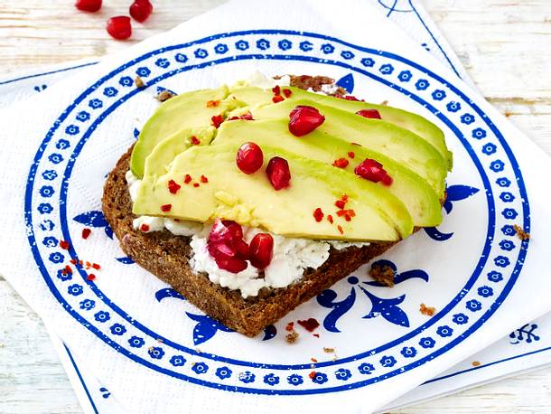 Vollkornbrot mit Avocado und Granatapfelkernen