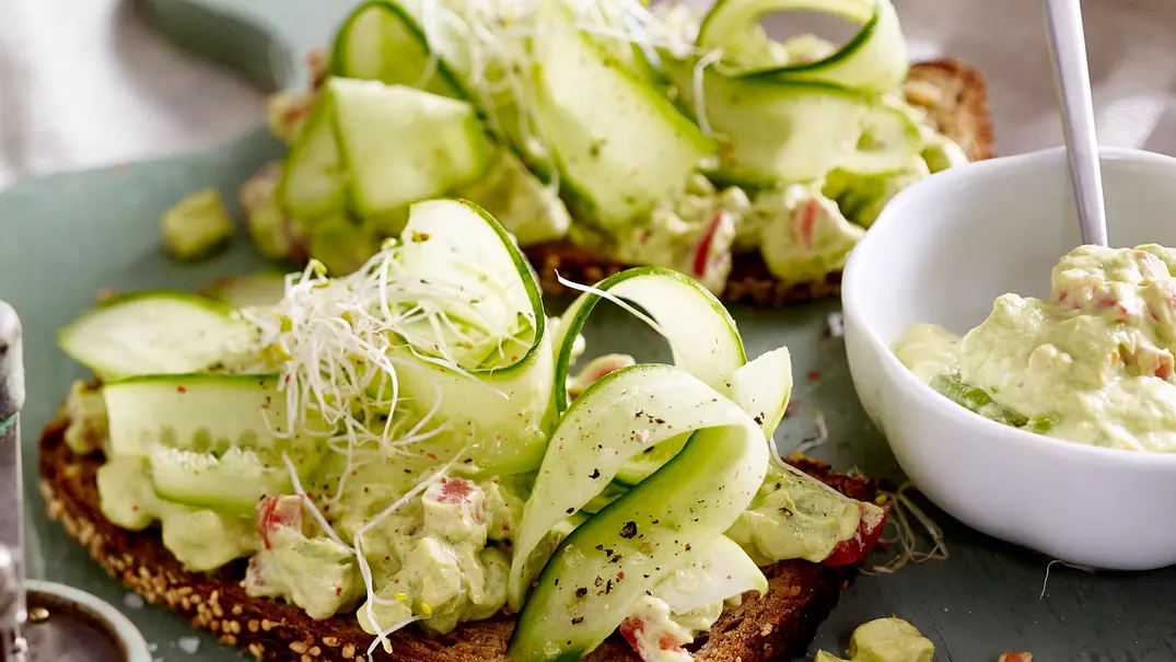 Vollkornbrot mit Avocadocreme und Salatgurke Rezept - Foto: LECKER @ Bauer Media Group Vollkornbrot mit Avocadocreme und Salatgurke Rezept - Foto: LECKER @ Bauer Media Group