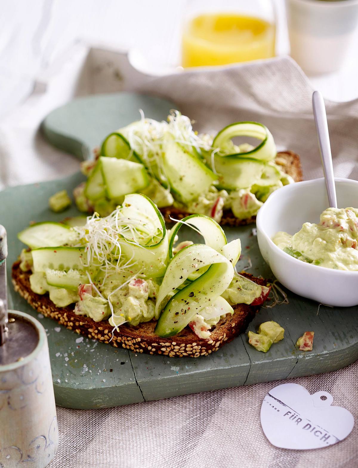 Vollkornbrot mit Avocadocreme und Salatgurke Rezept