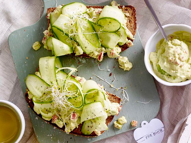 Vollkornbrot mit Avocadocreme und Salatgurke Rezept