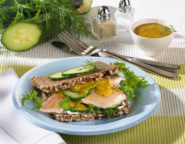 Vollkornbrot mit Forellenfilet und Honig-Senf-Soße Rezept Vollkornbrot mit Forellenfilet und Honig-Senf-Soße Rezept