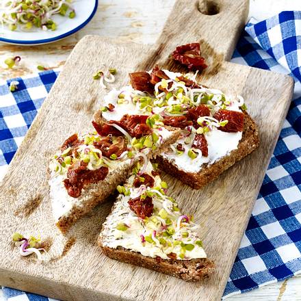 Vollkornbrot mit Frischkäse, Sprossen und getrockneten Tomaten Rezept