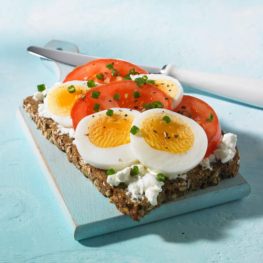 Vollkornbrot mit körnigem Frischkäse, Tomaten- und Eischeiben (Diät) Rezept