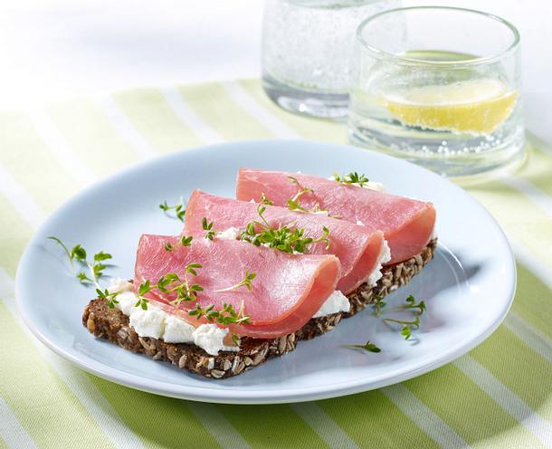 Vollkornbrot mit Lachsschinken, Meerrettichcreme und Kresse Rezept Vollkornbrot mit Lachsschinken, Meerrettichcreme und Kresse Rezept