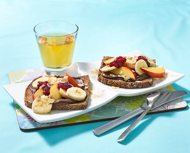 Vollkornbrot mit Nuss-Nougat-Creme, Banane, Nektarine, Haselnussblättchen und Konfitüre dazu Apfelsaft Rezept Vollkornbrot mit Nuss-Nougat-Creme, Banane, Nektarine, Haselnussblättchen und Konfitüre dazu Apfelsaft Rezept